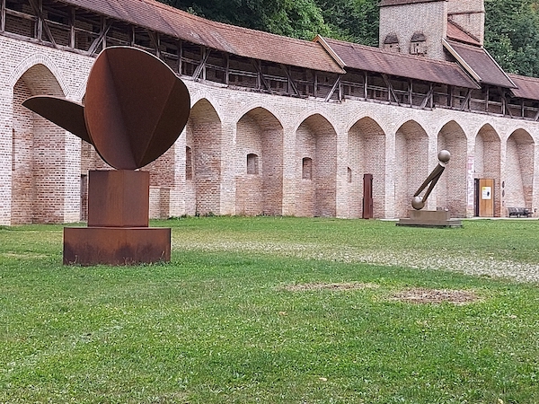 Architektur und Bildhauerei in Poing und Landshut- von der Gotik bis heute